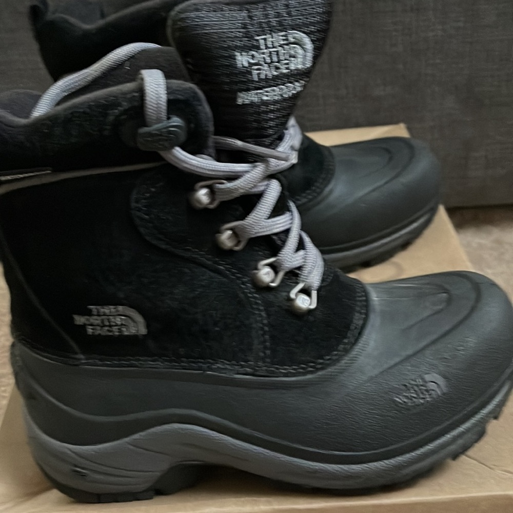 Youth Size 1 NorthFace Chilkats Lace Snow boots used 2 times.